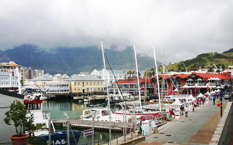 Die Sicht vom Hafen auf den Tafelberg war am ersten Tag in Kapstadt nicht gegeben.