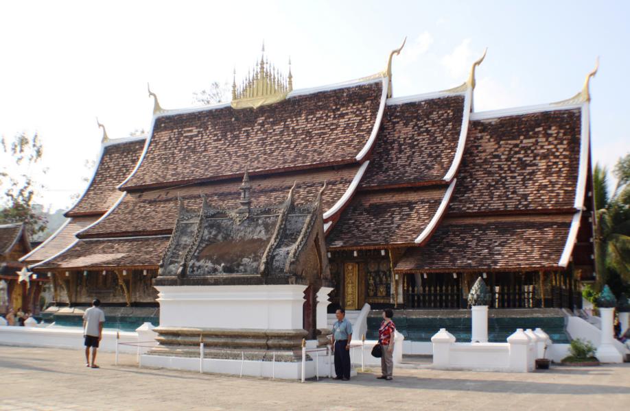 Diese Klosteranlage Luang Prabangs verdeutlicht den typischen Architekturstil des laotischen Nordens mit alten Reliquien, Kunstgegenständen und Meisterwerken der laotischen Kunst. Der Baustil mit dem fast bis auf den Boden reichenden Dach ist typisch für das nördliche Laos. 