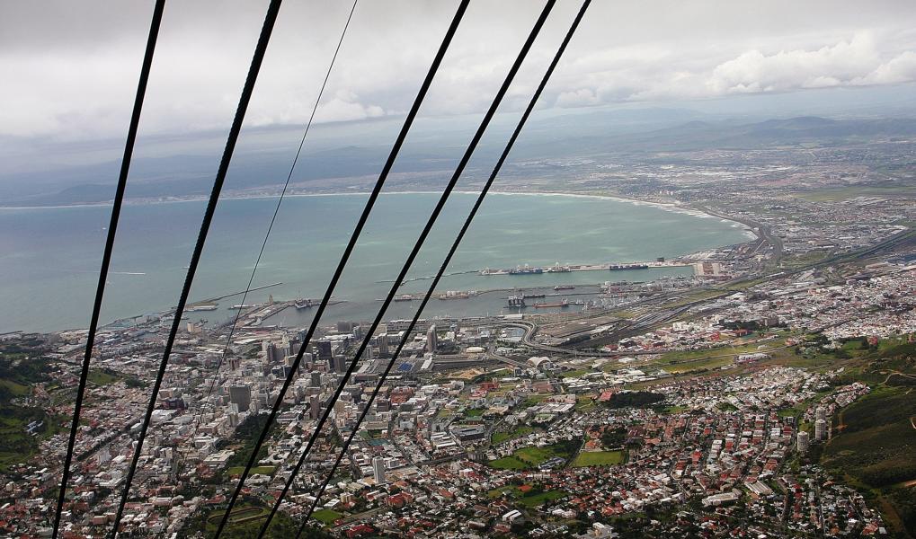Auffahrt zum Tafelberg. Blick aus der Gondel auf Kapstadt.
