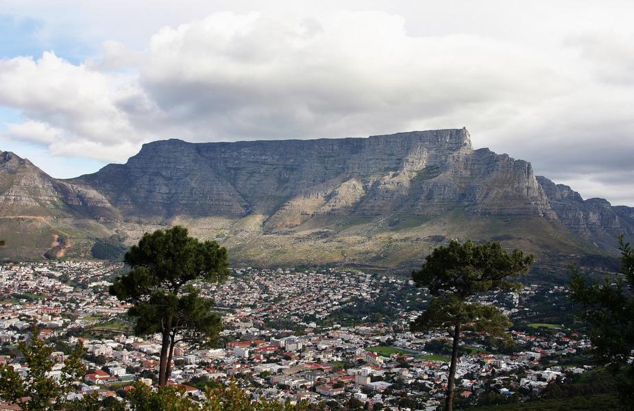 Vom Signal Hill hat man diesen Blick auf den Tafelberg.