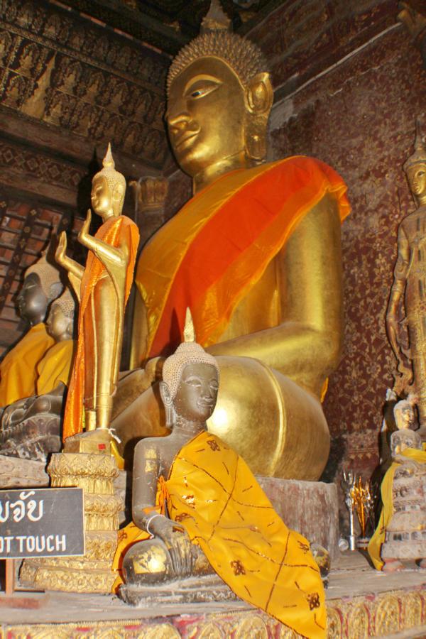 Meterhohe Buddhas ziehen die Gläubigen und Touristen an.