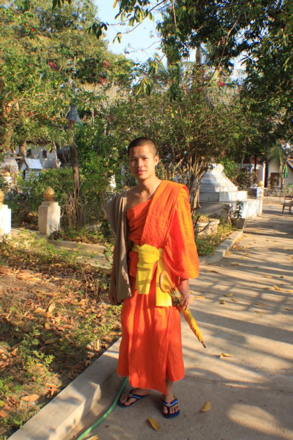 Dieser freundliche Mönch führte uns zum Vihaan Ho Pha Non, von den französischen Kolonialherren La Chapelle Rouge ( Rote Kapelle) genannt. 