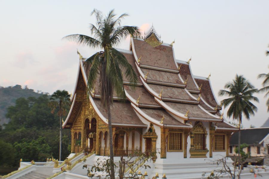 Wat Xieng Thong (der Goldene Stadttempel) liegt ganz in der Nähe des Mekong. Er wurde als königlicher Tempel 1560 gebaut, 1960 -1962 restauriert und blieb bis 1975 unter königlicher Schirmherrschaft. Es war der Ort, wo die ehemaligen Könige von Laos gekrönt wurden. Als 1878 chinesische Banden die Stadt überfielen und viele Tempel zerstörten, blieb dieser zum Glück davon verschont. 