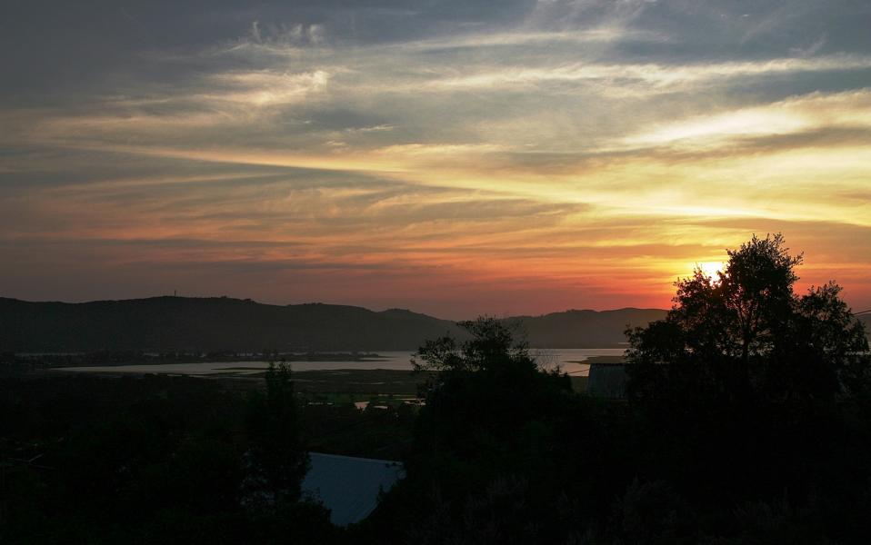 Knysna liegt an einer rund 20 Quadratkilometer großen Lagune, die nur durch eine schmale felsige Einfahrt ? die Knysna Heads ? mit dem Indischen Ozean verbunden ist. Im Hinterland der Stadt steigen die Outeniqua-Berge auf, die wie die gesamte Umgebung dank eines ausgeglichenen Klimas und über das ganze Jahr verteilter Niederschläge eine dauerhaft grüne Vegetation zeigen.