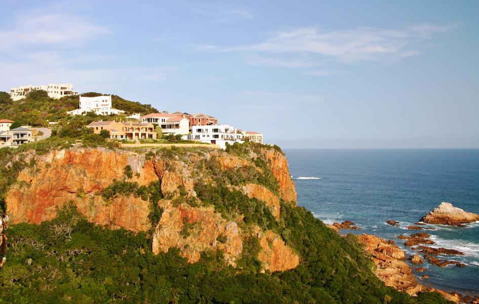 Die Bucht von Knysna wird von zwei, direkt aus dem Meer ragenden, Bergen, den Knysna Heads, eingerahmt. Mit den Auto gelangt man über den George Rex Drive zum östlichen Felsen, von diesen gibt es mehrer spektakuläre Aussichtpunkte auf die tosende See und die Lagune.
