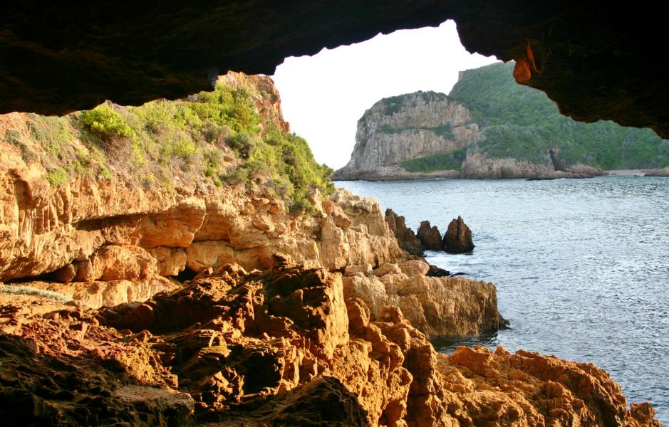 Am Fuße der Knysna Heads befinden sich Höhlen, die man betreten kann und von denen aus man sehr schöne Ausblicke hat.
