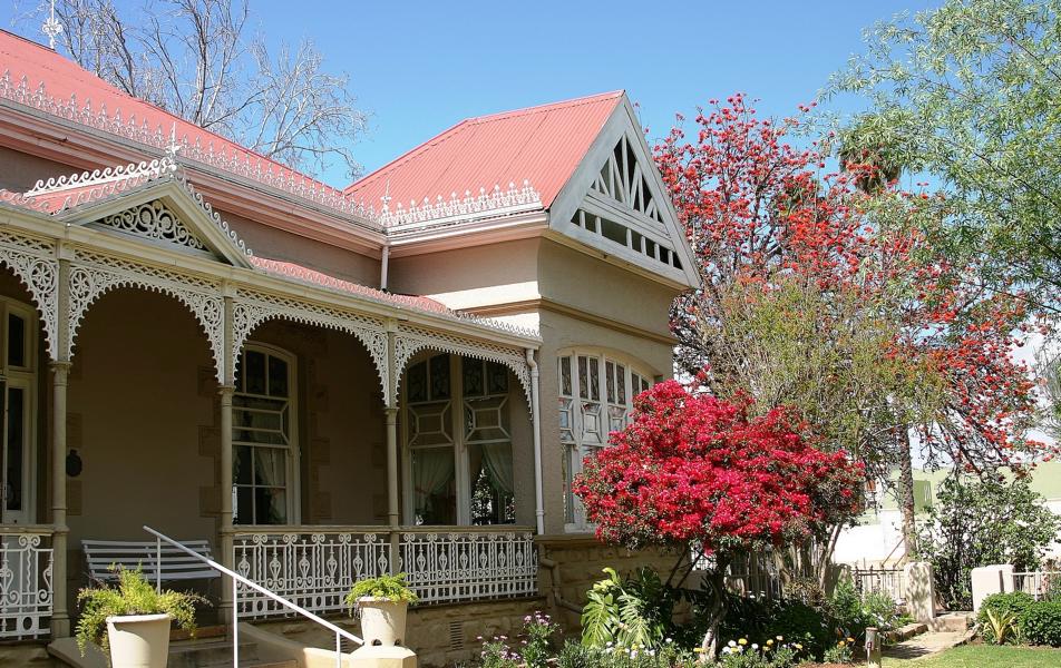 Oudtshoorn ist die bedeutendste Stadt der Kleinen Karoo. Der Ort hat ca. 86. 000 Einwohner. Er wurde 1847 gegründet und liegt zwischen den Swartbergen im Norden und den Outeniqua-Bergen im Süden am Gobbelaars River. Die Stadt ist das Zentrum der südafrikanischen Straußenindustrie, die Anfang des 20. Jahrhunderts ihre Glanzzeit hatte. Von dieser legen noch einige soganannte Federpaläste der Straußenbarone Zeugnis ab. 