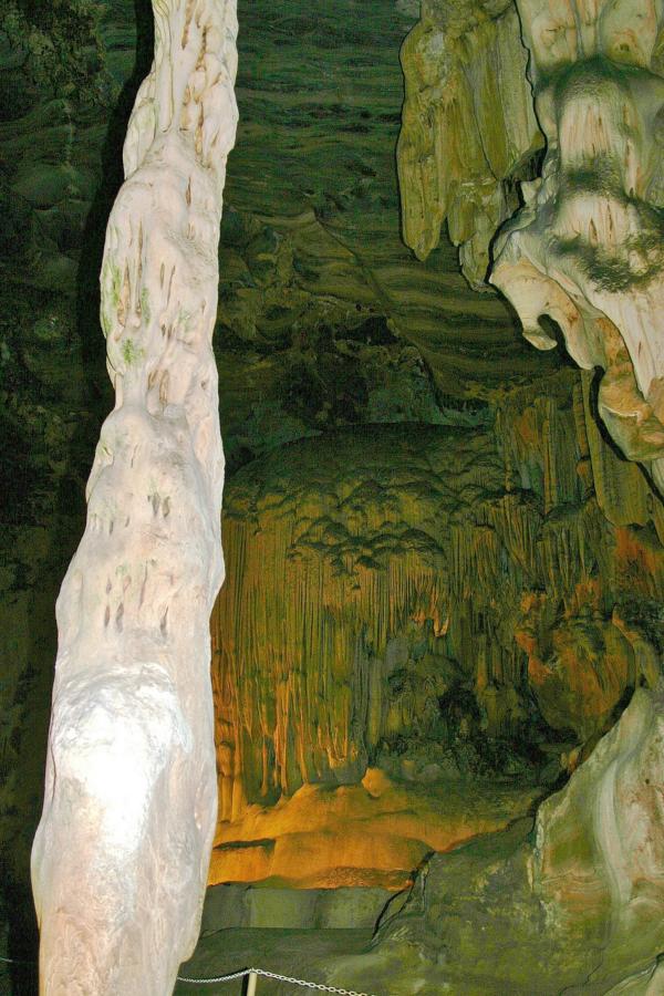 1792 wurde die Höhle weiter erkundet und eine zweite Kammer entdeckt.