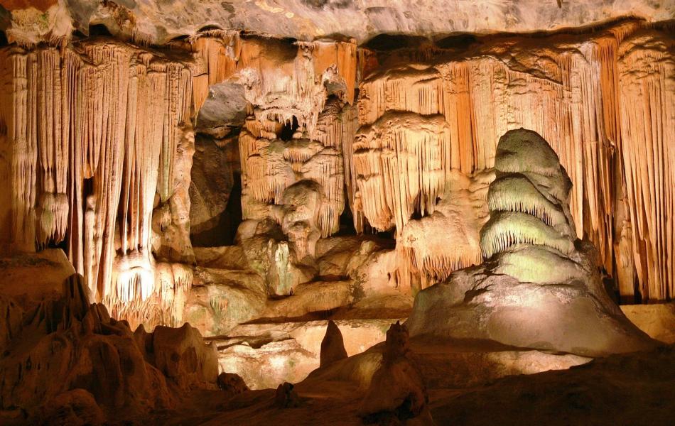Alle Höhlen enthalten umfangreiche Tropfstein-Formationen von beeindruckender Größe. Die im Eingangsbereich der Höhle gemachten Funde belegen eine lange menschliche Nutzung der Höhle seit etwa 10.000 Jahren.
