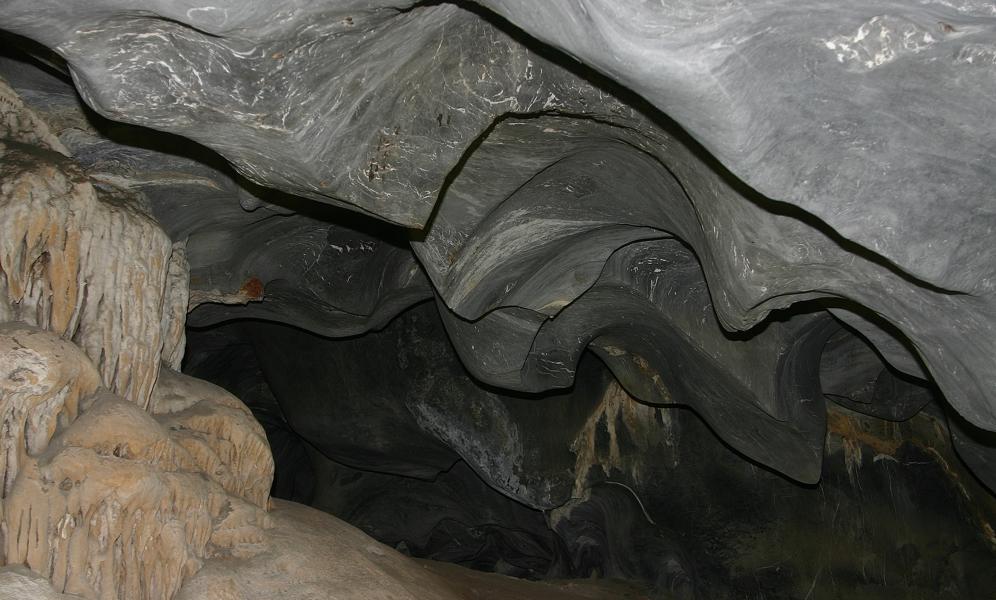 Der schmalste Abschnitt hat einen Abstand von 60 cm von der Decke bis zum Boden und ist ca. 5 Meter lang.