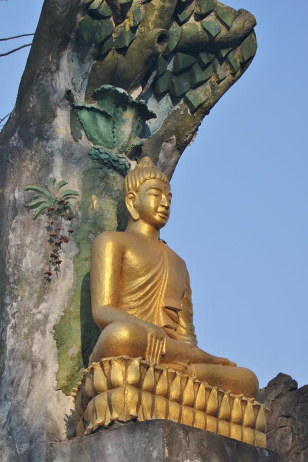 Im letzten Drittel der Anlage stößt man unter verschiedenen Felsdächern auf das klassische Inventar von Buddhadarstellungen.