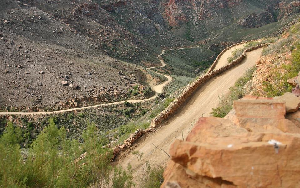 Die 27 km lange ungeteerte Swartberg-Passstraße und der Pass in 1583 m Höhe gehören zu den schönsten Bergpässen weltweit. 