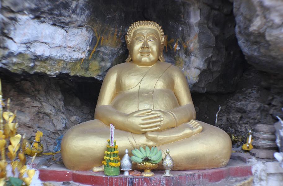 Die Buddhas sind in unterschiedlicher Haltung dargestellt.