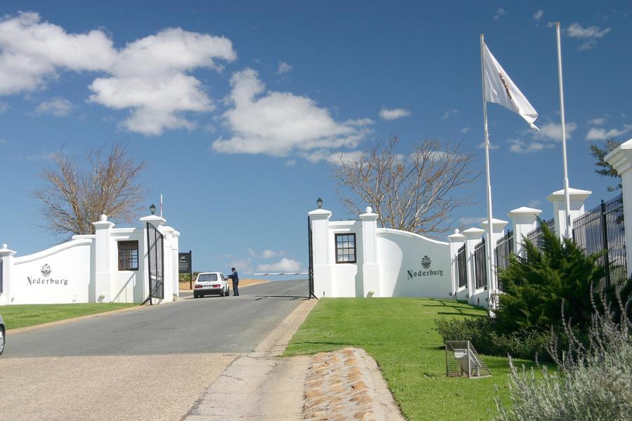 Nederburg liegt im Weinbaugebiet Paarl und ist das größte Weingut Südafrikas. Als das meistausgezeichnete Weingut des Landes vertritt es die aufstrebende Weinnation in der ganzen Welt. Es wurde 1791 von deutschen Auswanderern gegründet und erzeugt heute jährlich über 10 Millionen Flaschen edelster Weine.