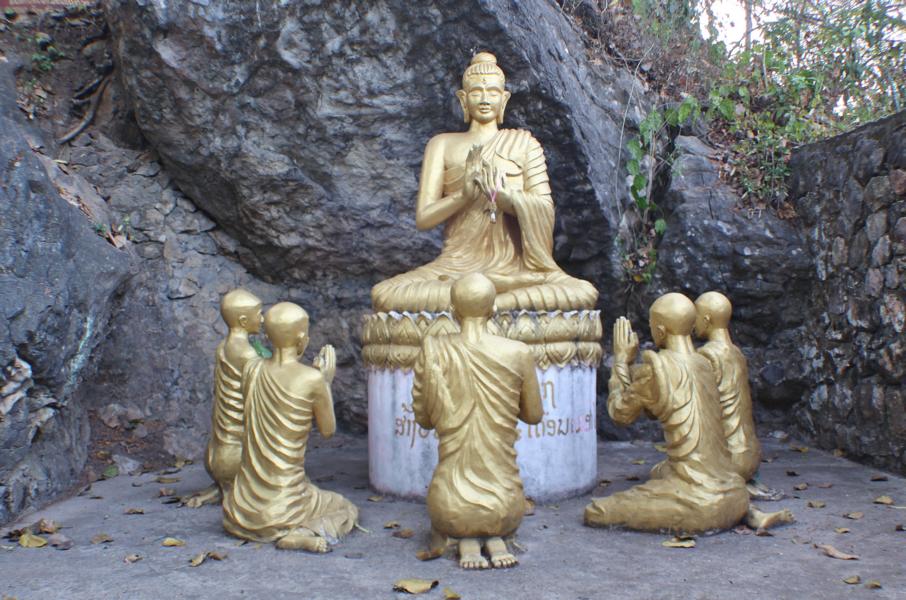 Hier betet ein Buddha im Kreise seiner Schüler.