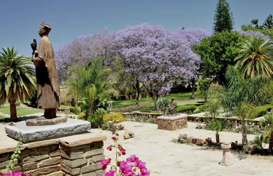 Im Park um das Regierungsgebäude blühten die Jacarandabäume in voller Pracht.