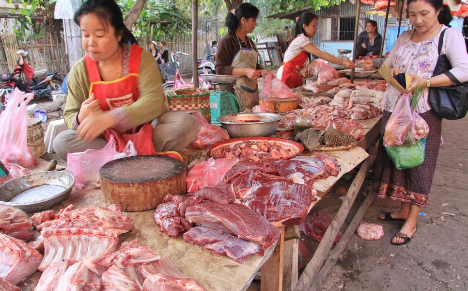 Frischfleisch gehört auf jedem Wochenmarkt zum Tagesangebot. Hier konnte man Wasserbüffelfleisch erwerben. 