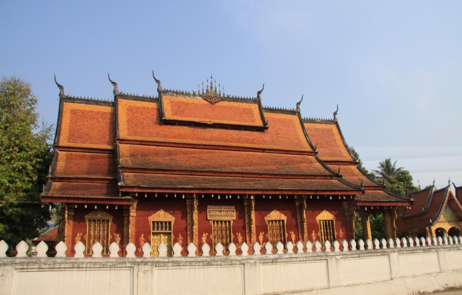 Unser religiös tiefgläubiger Reiseleiter bat uns um Verständnis, vor Beginn der Flussreise auf dem Mekong noch ein Gebet im Tempel Vat Pakhan vollziehen zu dürfen. 