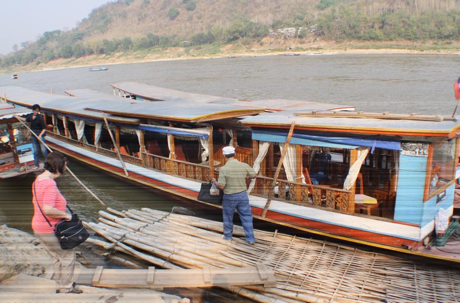 Eine wacklige geflochtene Bambusmatte bildet den Übergang vom Festland auf unser Boot, das uns zu den Pak ou-Höhlen bringt.