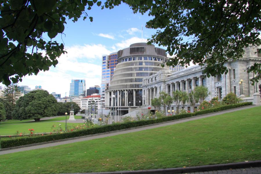 Im Parliament House finden kostenlose Führungen statt. Hier kann man hinter die massiven Säulen des 1922 fertig gestellten Gebäudes blicken.