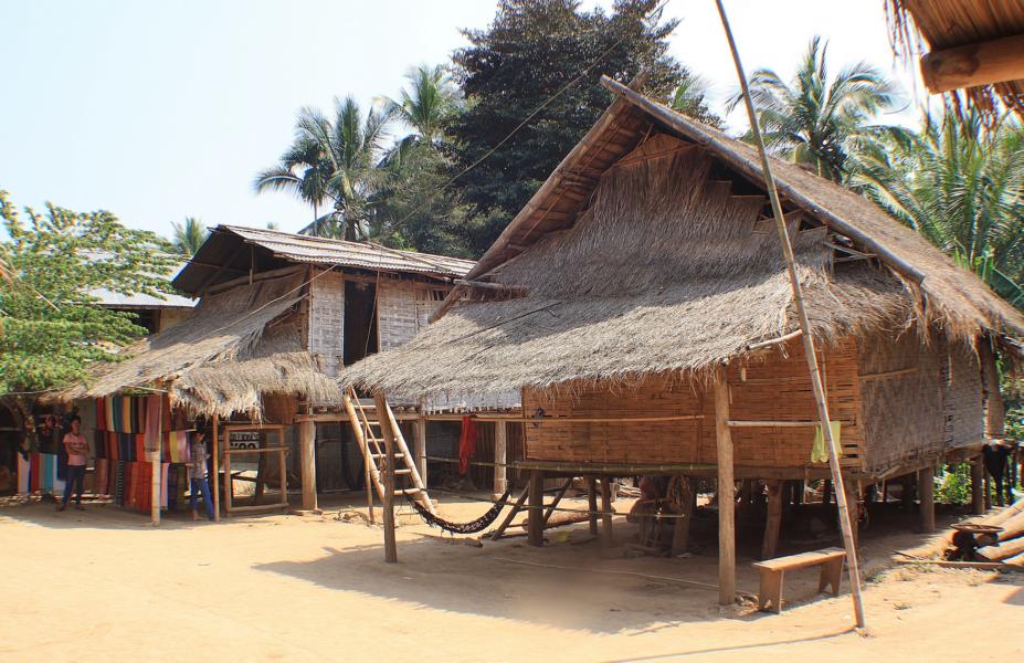 Die Wohnflächen dieser Häuser befinden sich auf Stelzen. Die Wände sind aus Bambusmatten geflochten, die Dächer mit Reisstroh eingedeckt oder mit Wellblech 