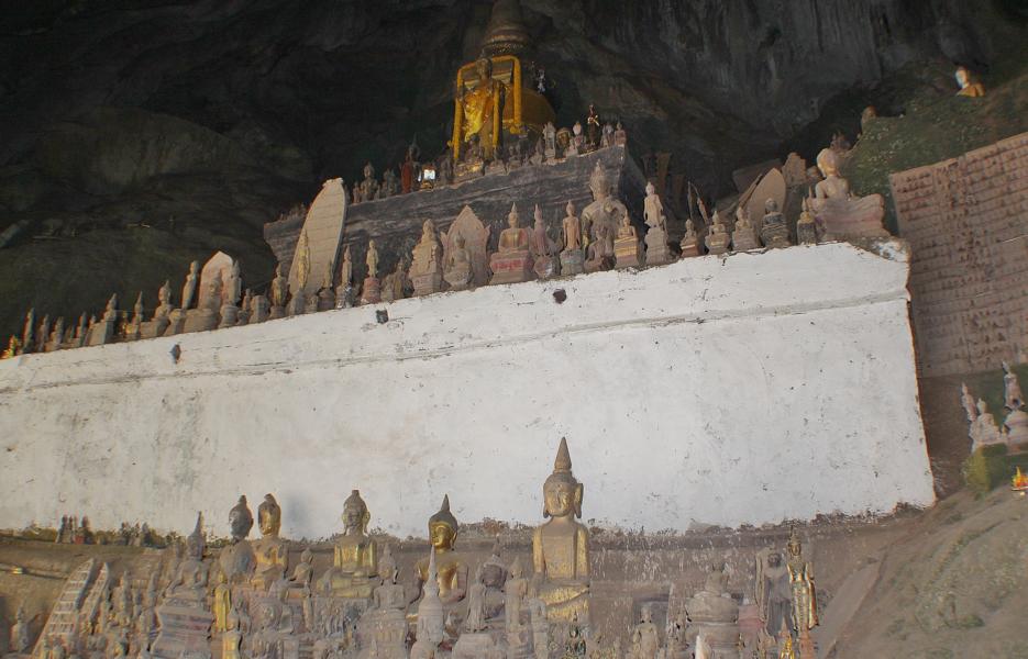 Der Sage nach wurden beide Höhlen seit 1547 als Tempel genutzt. In der unteren Höhle, Tham Loum, ist außer zahlreichen bis zu einem Meter großen Buddhastatuen aus Holz, Bronze, Eisen oder Ton von ganz klein bis groß, quer durch die Höhle verteilt.