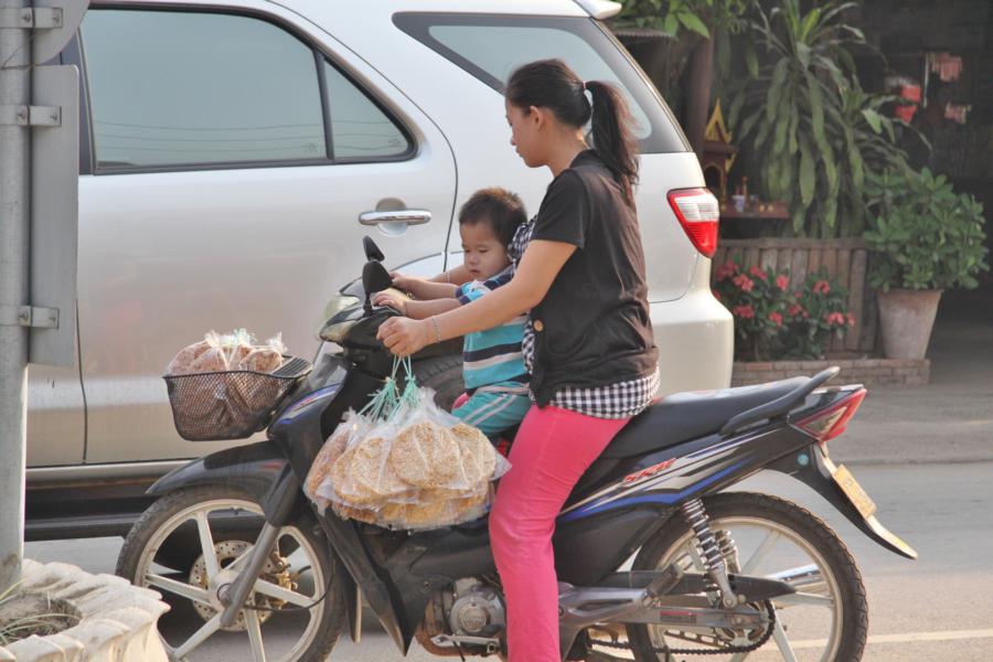 Mutti fährt mit ihrem Kind auf den naheliegenden Wochenmarkt.