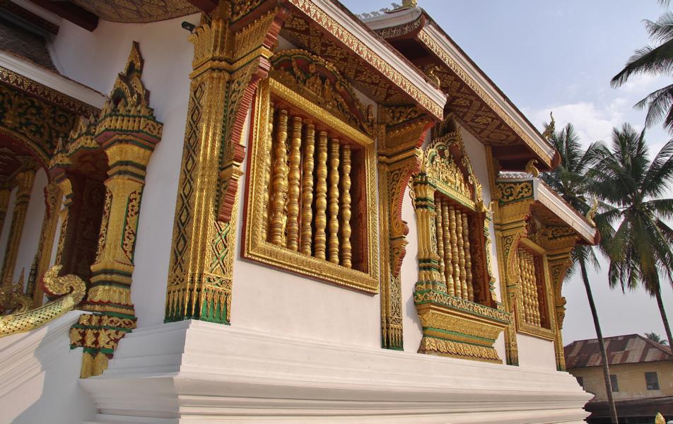 Die Fenster sind mit vergoldeten Khmer-Säulen versehen. 