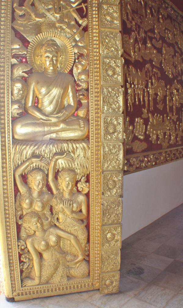 Auf den Tempeltürflügeln sind indische Gottheiten und Tempeltänzerinnen zu sehen. 