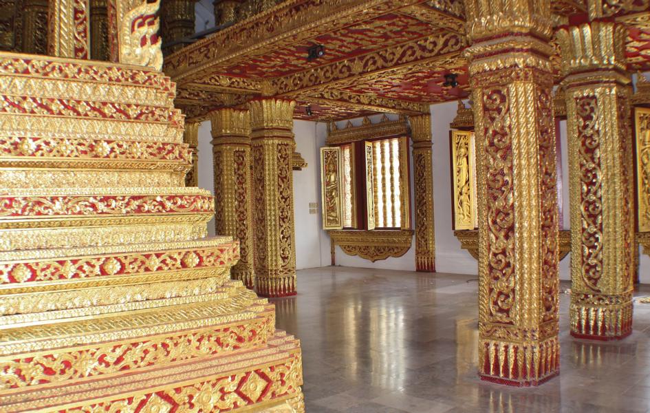 Überwältigt ist man beim Betreten der Tempelhalle, in der man sich aus nächster Nähe die ?Schmucksäulen? ansehen kann. Sie sind mit vergoldeten Blattornamenten dekoriert.