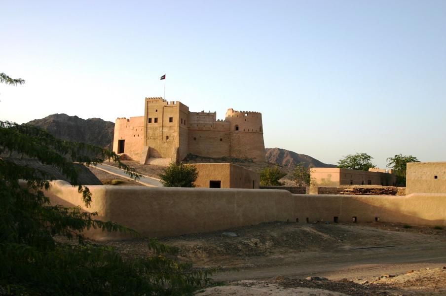 Mächtig erhebt sich Fujairah Fort auf einem Hügel am Rand der Stadt. Schon seit 500 Jahren wacht die Festung über die Geschicke der Siedlung.
