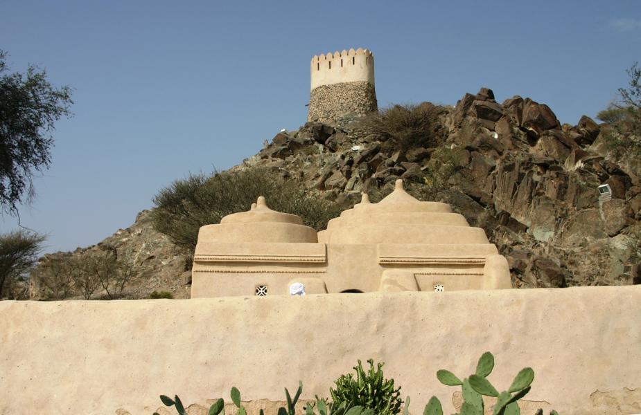Von einer mannshohen Lehmmauer umgeben befindet sich die weiße Bidiya Mosque. Sie ist nur etwa 6x6 m groß.