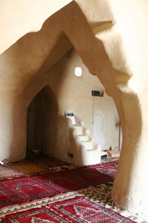 Der Gebetsraum ist mit Teppichen ausgelegt. Das Mihrab, die Gebetsnische ist Richtung Mekka angelegt.