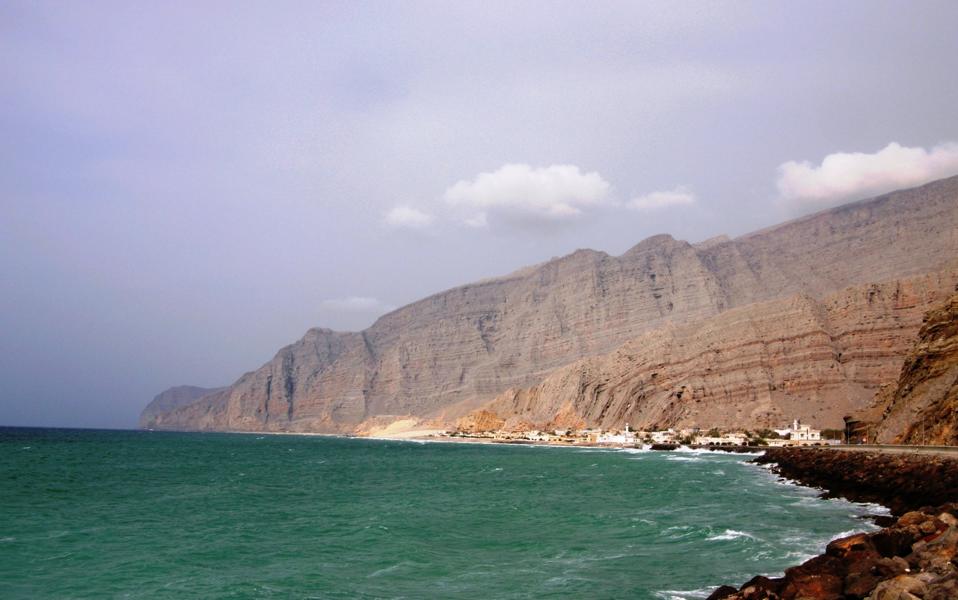 Khasab ist eine Stadt in einer Exklave des Oman . Es ist die lokale Hauptstadt der Musandam -Halbinsel. Der Zugang war lange Zeit auf dem Landweg unmöglich, bis eine moderne Küstenstraße gebaut wurde.