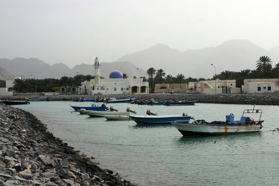 Von hier fahren die Einheimischen nach Sonnenaufgang mit ihren Booten durch die Straße von Hormuz, um illegal aus dem Iran Schafe und Ziegen, elektronische Güter und amerikanische Zigaretten zu schmuggeln.