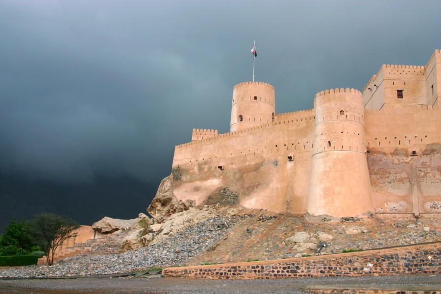 Aufziehendes Gewitter bei der Festung Nakhal.