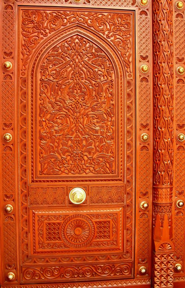 Eine der kunstvoll geschnitzten Türen, die in die Moschee führen.