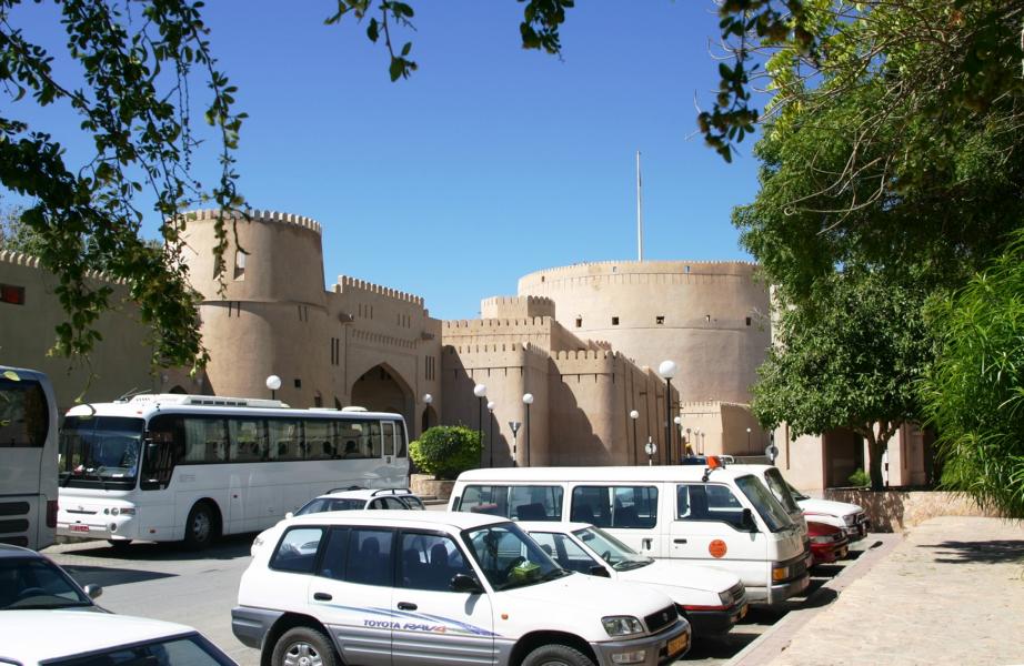 Die ausgedehnten Gärten und Palmenhaine der Oasenstadt werden von der alten Festung mit dem größten Turm Omans (36 m Durchmesser, 30 m Höhe) überragt. 