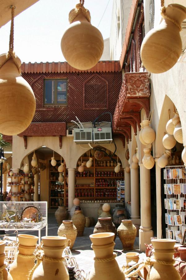 Nizwa ist ein alter Handelsplatz mit einem großen Suq, der westliche Suq ist renoviert und bietet traditionelle Silberschmiedeprodukte, der östliche ist noch im ursprünglichen Zustand mit Gewürzen und omanischem Haushaltsbedarf.