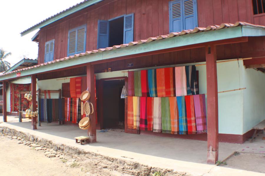 Ausstellungsfläche einer kleinen Weberei im Dorf Ban Tha Pane.  