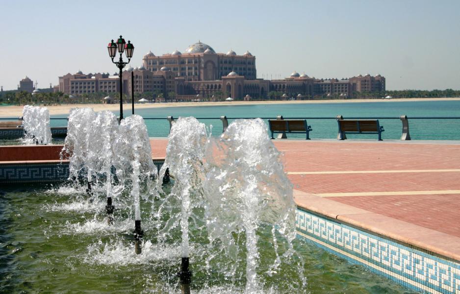 Blick von der Corniche auf das Emirates Palace Hotel.