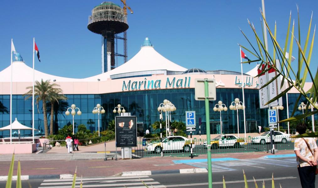 Die Marina Mall in Abu Dhabi ist eine der größten Shopping Malls der Welt. Es gibt mehrere Hundert Geschäfte auf einer Fläche von mehr als 1,25 Millionen Quadratmetern. Die Mall liegt an einem Zipfel der Stadt, von wo man einen wunderschönen Blick auf die Corniche und das Luxus-Hotel Emirates Palace hat.