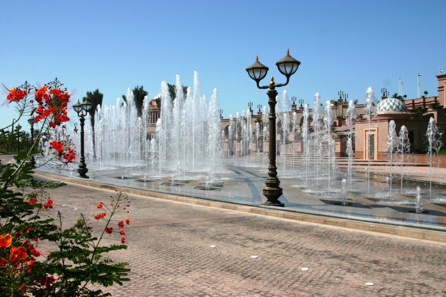 Wasserspiele im Gelände des Luxus-Hotel Emirates Palace. 