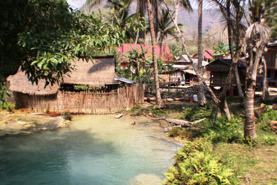 Siedlung kurz vor den Kouang Si-Wasserfalls.