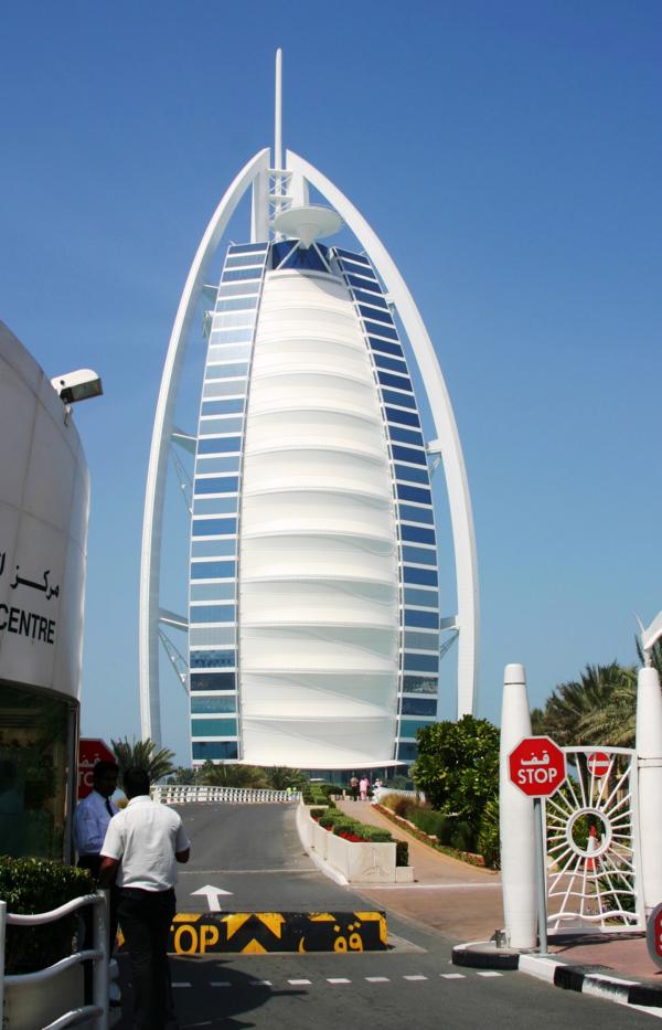 Das Burj al Arab ist eines der luxuriösesten und teuersten Hotels der Welt. Mit einer Höhe von 321 Metern ist es das vierthöchste Hotelgebäude der Welt und ein Wahrzeichen der emiratischen Stadt Dubai. Aufgrund der segelförmigen Kubatur und seiner ausgesetzten Lage ist dieses Gebäude unverwechselbar.