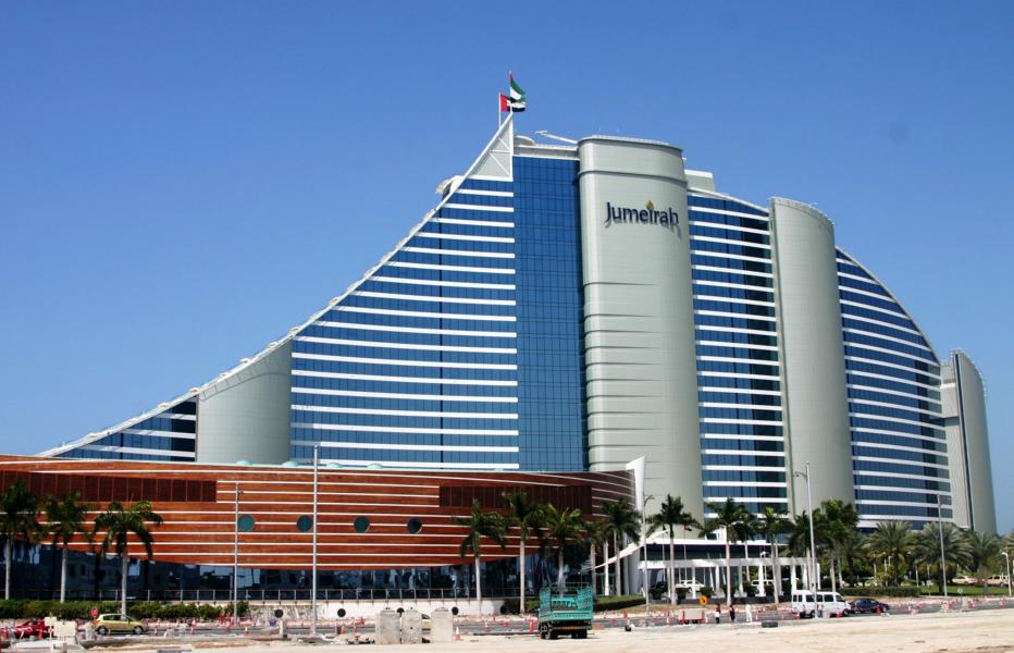 Neben dem Burj al Arab befindet sich das Jumeirah Beach Hotel.