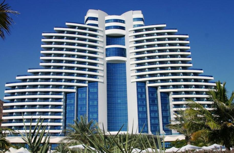 Das Hotel liegt direkt am Strand bei Fujairah.