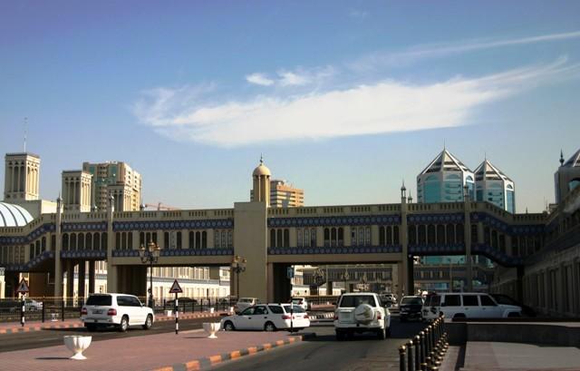 Der Central Souk in Sharjah ist ein großes Shoppingcenter, das sich über eine Fläche von ungefähr 80.000 Quadratmeter erstreckt und eine typisch islamische Architektur besitzt. Wegen der blauen Dachgewölbe und der blaugemusterten Verzierungen an den Außenfassaden wird er häufig auch als Blue Market bezeichnet. 