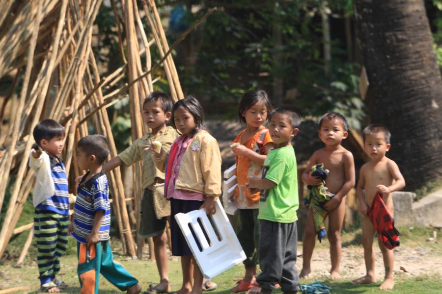 Auf dem Dorfplatz in der Nähe des Kouang Si-Wasserfalls begegnete uns eine Kindergruppe, die gerade vom Baden kam. 