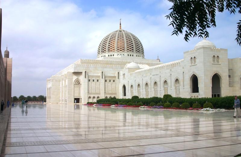 Die Sultan Qaboos Moschee wurde 2001 fertiggestellt und bietet im Innenhof 14000, in der Gebetshalle (61 x 71 m)  6000 Gläubigen Platz.